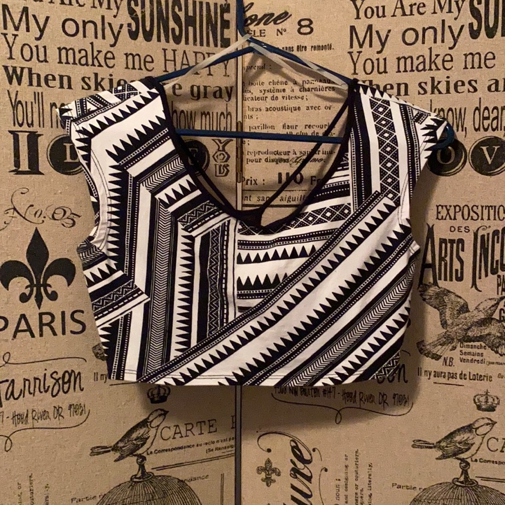 3/$12 SALE🌈geometrical crop top